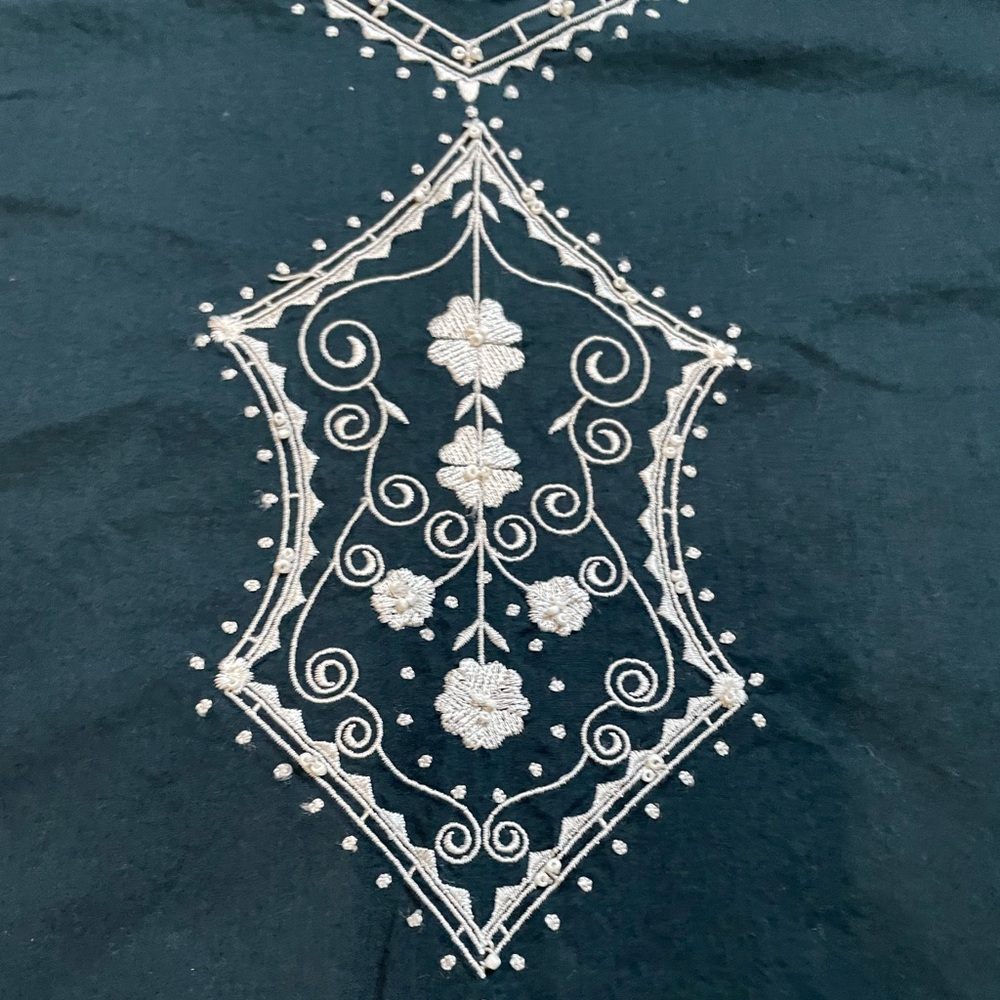 Womens sun river essentials Vneck embroidered cotton top - Picture 3 of 17